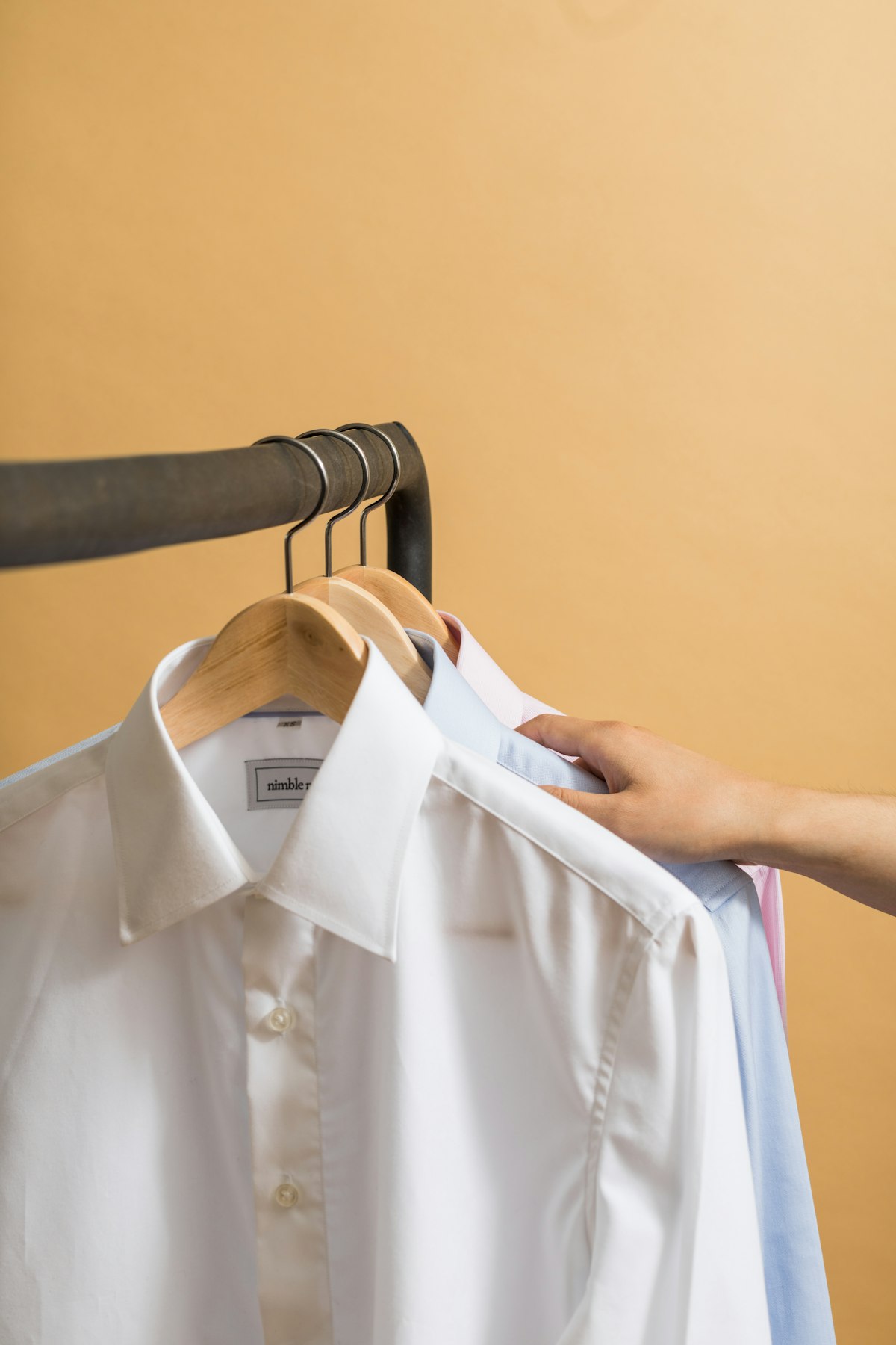Camisa branca em cabide, representando o cuidado com o jaleco branco